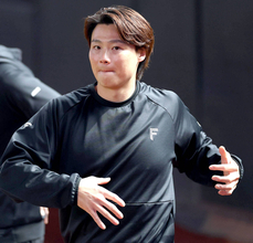 【日本ハム】“二刀流”山崎福也「色にこだわった」“鈴木誠也モデル”でパ新６年連続安打目指す…６日ヤクルト戦で今季初先発