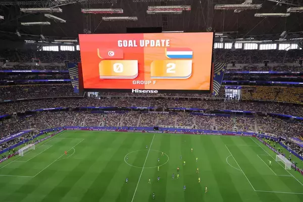 【Ｗ杯】オランダの先制弾にダラスのスタジアムもどよめき　日本―スウェーデン戦の巨大電光掲示板にオランダのゴール速報＆リアルタイム順位流れる