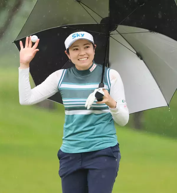 【女子ゴルフ】仲宗根澄香「怖いです」初優勝へ快走　プロ１６年目の３４歳　雨音に耳を傾け雑念封じる