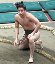 体重８２キロの三段目・山藤、体重差８３キロの相手を豪快に外掛け　４勝目で幕下復帰は目前　間食でお菓子を食べて増量「寝床に置いて…」