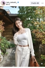 “令和の峰不二子”おへそチラリ！ホワイトコーデで秋の味覚を堪能「ワォ」「可愛すぎる」「スタイル抜群」…阿部なつき
