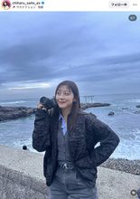 「やっぱり、海すき！」斎藤ちはるアナ、海をバックにしたオフショットに「美人カメラマン」「笑顔めちゃめちゃ可愛い」