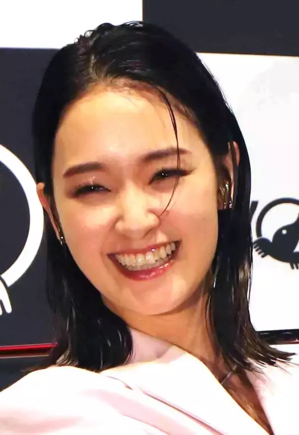 剛力彩芽が金髪！？　イメージ激変の近影にファンくぎ付け「金髪でもヤンチャに見えなく」「眼鏡お似合い」