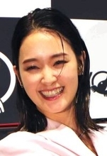 剛力彩芽が金髪！？　イメージ激変の近影にファンくぎ付け「金髪でもヤンチャに見えなく」「眼鏡お似合い」