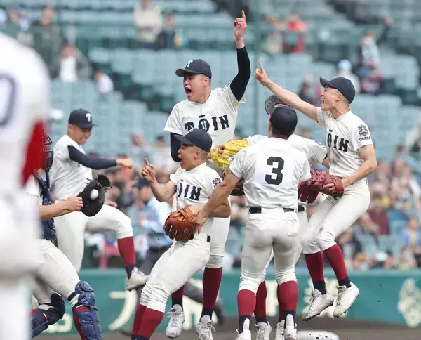 【センバツ】大阪桐蔭が１０度目Ｖ　“不敗神話”継続で決勝１０連勝…背番号１０川本晴大が毎回の１５奪三振で完投