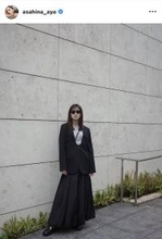 朝比奈彩「最近はバタバタした日を過ごしております」ダークトーンな装いのショットとともに投稿