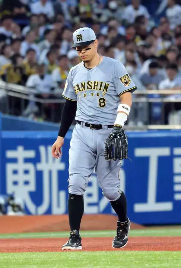 【阪神】不動の中堅・近本離脱響く…三塁・佐藤の悪送球に外野手“お見合い”で大量６失点招く