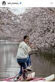 「當真あみ“水上サイクリング”に挑戦！満開の桜に囲まれ「とっても楽しそう」「可愛い」「笑顔がホント似合う！」」の画像1