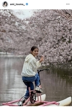 當真あみ“水上サイクリング”に挑戦！満開の桜に囲まれ「とっても楽しそう」「可愛い」「笑顔がホント似合う！」