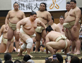 大阪・寝屋川でご当所の幕内の宇良、豪ノ山に歓声　新巡業部長の高田川親方から“訓示”も