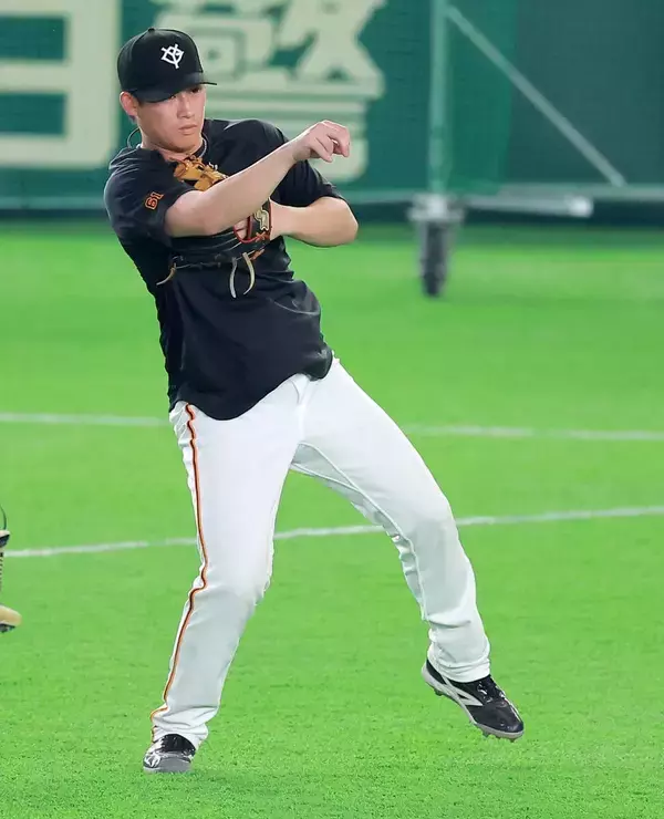 「【巨人】浦田俊輔と増田陸が二塁で入念に守備練習　ベースの入り方など確認」の画像