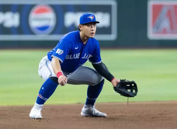 ブルージェイズ岡本和真、ダイビングキャッチ→両膝つき反転好送球で相手安打を奪い去る