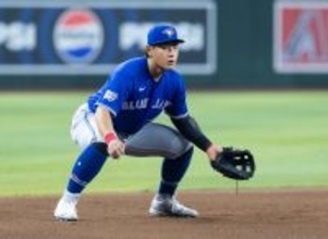 ブルージェイズ岡本和真、ダイビングキャッチ→両膝つき反転好送球で相手安打を奪い去る