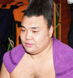 「霧島が初黒星　豪ノ山に逆転負けで初日からの連勝は７でストップ」の画像1