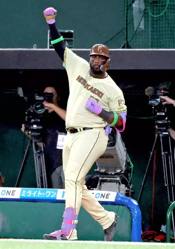 【日本ハム】ブラウン、黄土色のカラフル「北海道ユニ」今季初着用、昨季はネイビー基調で高勝率…台風７号影響で４試合中止、唯一の試合に