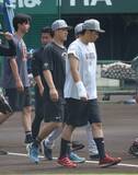 「【巨人】右膝にファウルが直撃の岸田行倫が故障班に合流　ジャイアンツ球場に姿を見せる」の画像1
