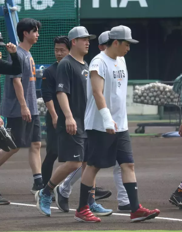 【巨人】右膝にファウルが直撃の岸田行倫が故障班に合流　ジャイアンツ球場に姿を見せる