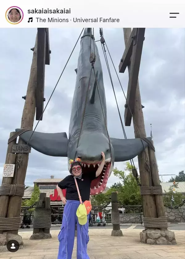 ジョーズを釣った！？　ユニバ初心者の酒井藍に「釣ったわって感じの写真や～」「めちゃくちゃかわいい」