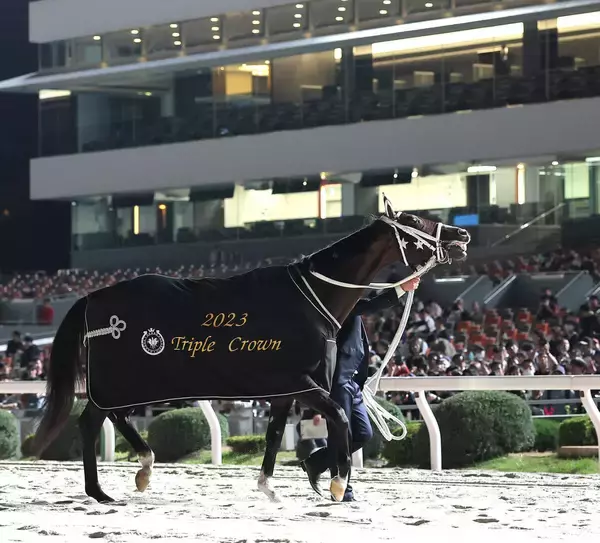 ３冠馬ミックファイアが思い出の大井競馬場で引退式　星加オーナー「チームミックの団結は固い」ファンに最後のあいさつ　