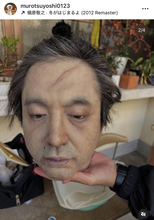 人気俳優の“生首”にネット騒然「リアルすぎてこわい」「作り物なのに泣きそうに」…ムロツヨシが公開