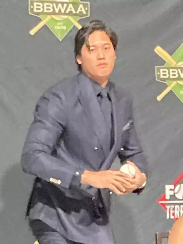 大谷翔平、子供にサインボールをプレゼントの神対応　２年ぶり出席の「晩さん会」…ジャッジとの“初共演”も実現