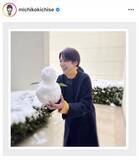 「５０歳・吉瀬美智子「１人で子どもみたいにはしゃいでた」雪だるまを手にニッコリ「可愛すぎる」「いっしょに作りたい」「最強」」の画像1