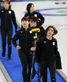 「【五輪】もぐもぐタイムはフルーツ　カーリング女子フォルティウス　開幕スウェーデン戦は前半１－１…１次リーグ」の画像1