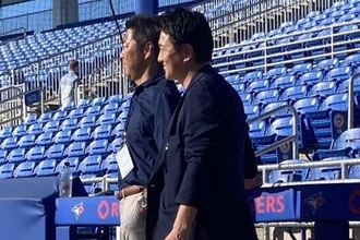 岡本和真の“デビュー戦”に巨人ＯＢの上原浩治氏、高橋由伸氏の姿　師弟関係の由伸氏「特別な思いがあります」