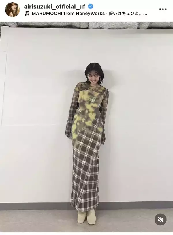 鈴木愛理、胸元ざっくり白ワンピ姿にくぎづけ！「かわいすぎませんか！！！」「人類がたすかります」