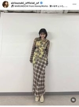 鈴木愛理、胸元ざっくり白ワンピ姿にくぎづけ！「かわいすぎませんか！！！」「人類がたすかります」