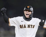 「【巨人】泉口ショック振り払う会心の逆転勝利　“代役遊撃”ドラ５・小浜佑斗プロ初安打→平山功太プロ初打点の逆転打！若手躍動で今季初３連敗阻止」の画像1