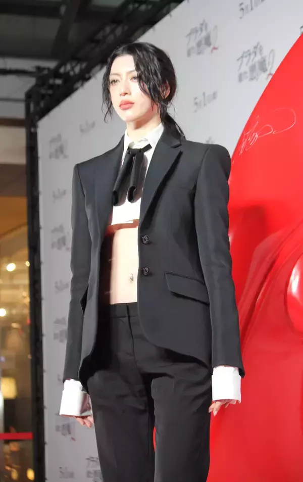 三吉彩花、黒のパンツスーツでクールな印象もヘソ出しシャツで「やわらかさを演出」こだわり衣装を紹介