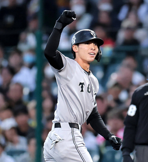 【巨人】渾身ガッツポーズ！平山功太が村上から先制２点打　「７番・中堅」で出場８試合連続出塁