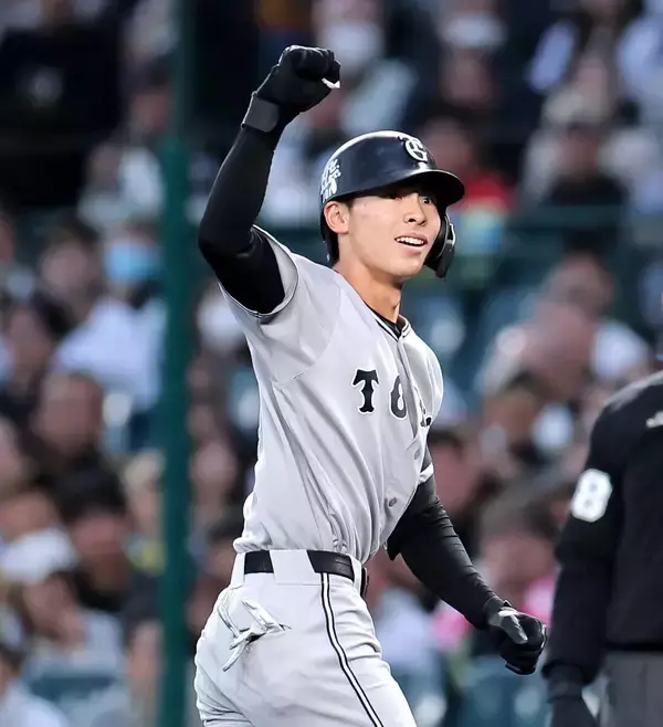 【巨人】渾身ガッツポーズ！平山功太が村上から先制２点打「前に飛ばせば何かある」…「７番・中堅」で出場８試合連続出塁