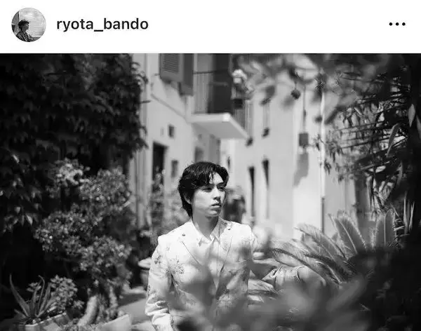 「映画のワンシーンのよう」坂東龍汰のモノクロ海外ショットに反響！「素敵な写真ばかり」「可愛さがあふれてます」