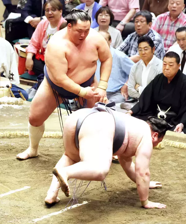 ４１歳の玉鷲が２連勝　来場所の幕内残留へ踏みとどまる　会心の突き落としに「本当に気持ちが良い」