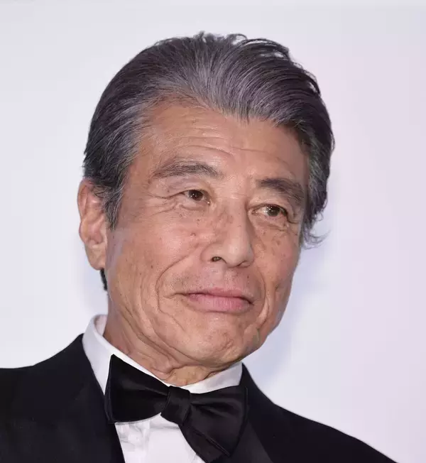 舘ひろし７６歳　ダンディー加速！「まさかの同級生」２ショット衝撃「すごい」「若くてカッコイイ！」