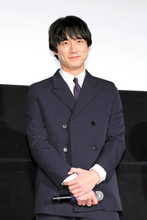 坂口健太郎、主演映画の対面シーンで涙止まらず「声を聞いてるだけで泣いちゃうんです」