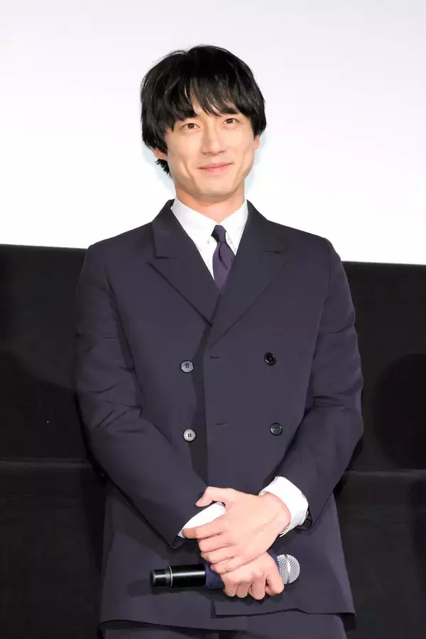坂口健太郎、主演映画の対面シーンで涙止まらず「声を聞いてるだけで泣いちゃうんです」