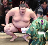 「熱海富士が２日連続の金星　大の里を破って勝ち越し　８連勝で賜杯争いトップに並ぶ」の画像1