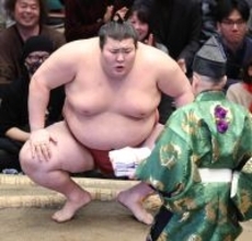 熱海富士が２日連続の金星　大の里を破って勝ち越し　８連勝で賜杯争いトップに並ぶ