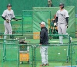 【巨人】阿部監督がリチャードに“怪投”　上から、横から、超スローボールからのデッドボールにホッコリ