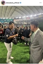 中田翔氏、侍ジャパン・岡本和真とグータッチ＆糸井嘉男氏らと豪華３ショット！スーツ姿に「似合ってます」