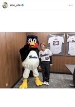 阿部詩、活動再開したつば九郎と２ショットも　神宮球場で始球式