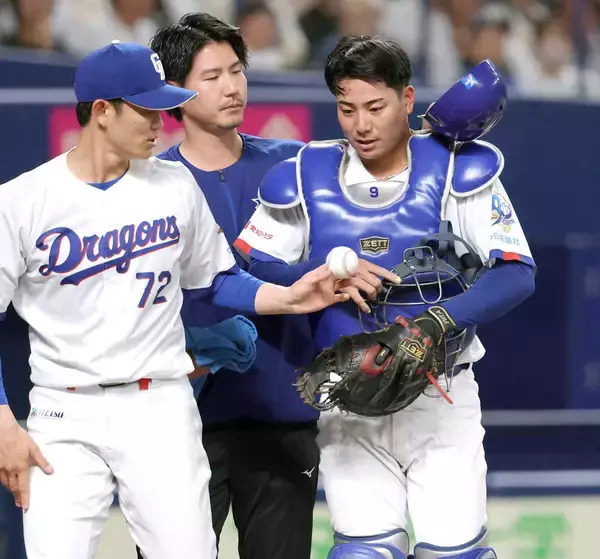 【中日】ヤクルト・オスナのバットが石伊雄太に当たるアクシデントも無事プレーに復帰