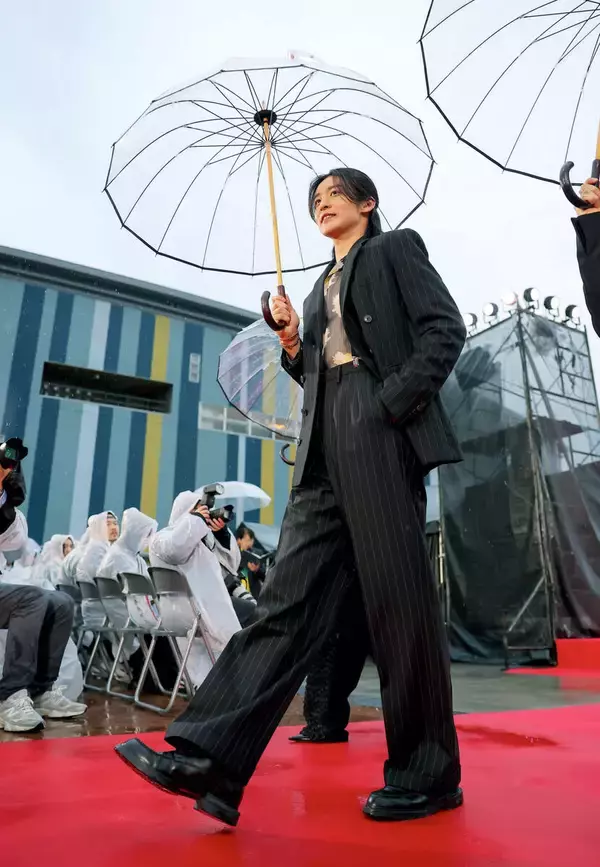 目黒蓮　雨の５０分間イベントも神対応連発「かっこいい～！」共演者が隠れぬよう傘たたむ配慮も