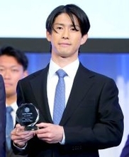 【スノーアワード】スーツ姿におおっ！　モーグルの堀島行真「充実したシーズン」…五輪でメダル２個獲得、優秀選手賞を受賞