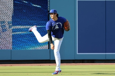 大谷翔平、本拠地ドジャースタジアムでもキャッチボール再開→ブルペンシャドーで入念フォーム確認　左翼席にファン集結＆大歓声…２日前に投球再開