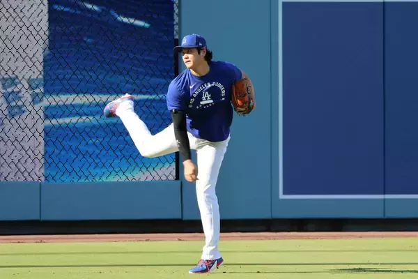 大谷翔平、本拠地ドジャースタジアムでもキャッチボール再開→ブルペンシャドーで入念フォーム確認　左翼席にファン集結＆大歓声…２日前に投球再開