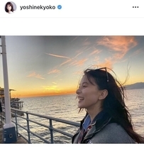 芳根京子、海外で２９歳誕生日！夕日映えるショットに「早すぎ」「２９歳だと思えない」「夕陽も京子ちゃんも綺麗」